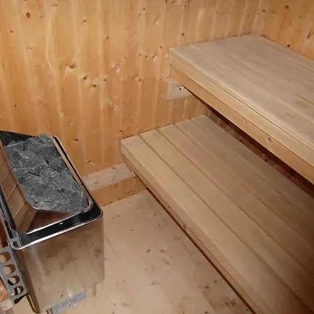 Traditionelles Haus, Umgeben Von Waeldern In Ralsko * Stráž pod Ralskem