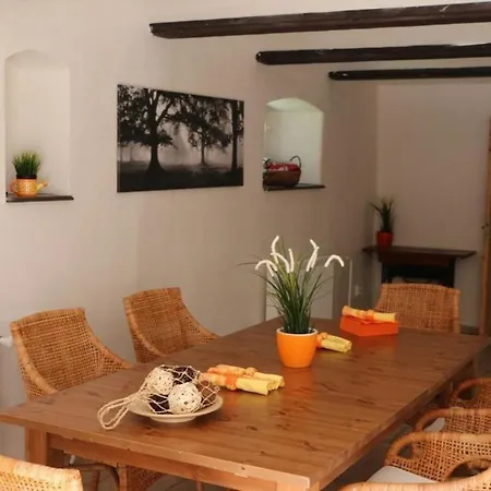 Traditionelles Haus, Umgeben Von Waeldern In Ralsko * Stráž pod Ralskem