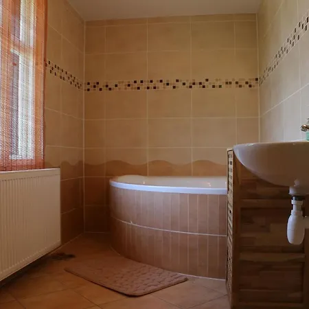 Traditionelles Haus, Umgeben Von Waeldern In Ralsko * Stráž pod Ralskem