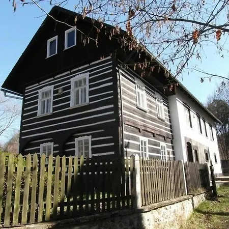 Traditionelles Haus, Umgeben Von Waeldern In Ralsko Stráž pod Ralskem